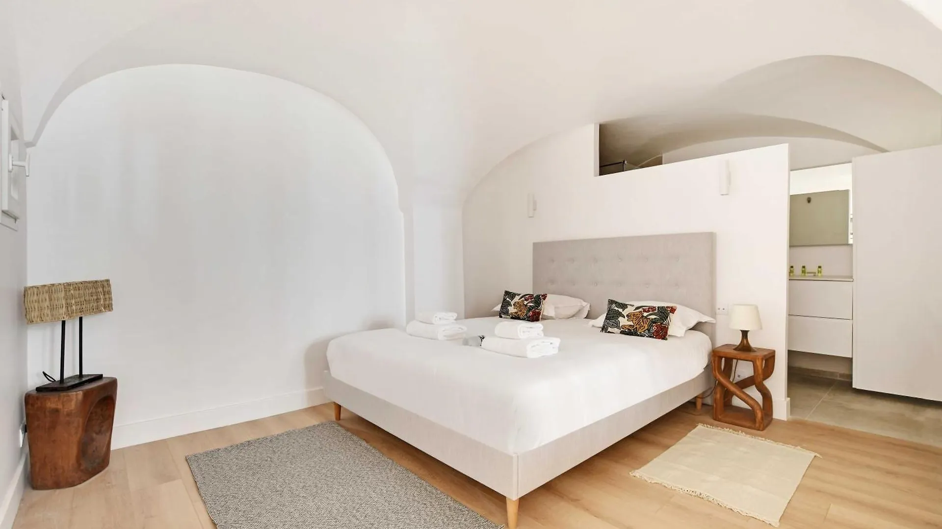 Апартаменты Stylish Flat In The Heart Of The City Париж